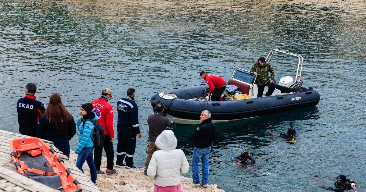 Βουλιαγμένη:-Το-Σάββατο-η-επιχείρηση-ανάσυρσης-της-σορoύ-του-34χρονου-δύτη-–-Οι-κάθετες-«καταβόθρες»-και-τα-«τυφλά»-σημεία