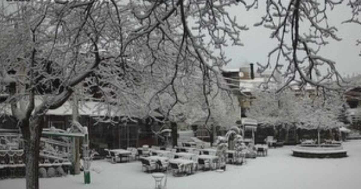 Χιόνια-πέφτουν-στην-Ελλάδα-και-τον-Μάρτιο:-Ντύθηκαν-στα-λευκά-ορεινές-περιοχές-της-χώρας-αλλά-και-η-Κέρκυρα