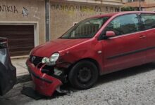 Παγκράτι:-Μεθυσμένη-οδηγός-χωρίς-δίπλωμα-χτύπησε-3-αυτοκίνητα-και-μοτοσικλέτα-–-Ζημιές-και-σε-είσοδο-πολυκατοικίας