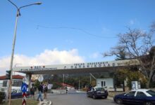 Άγρια-συμπλοκή-στη-Θεσσαλονίκη-με-έναν-τραυματία:-Κουκουλοφόροι-εισέβαλαν-σε-μπαρ-και-χτύπησαν-θαμώνες