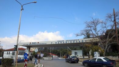 Άγρια-συμπλοκή-στη-Θεσσαλονίκη-με-έναν-τραυματία:-Κουκουλοφόροι-εισέβαλαν-σε-μπαρ-και-χτύπησαν-θαμώνες