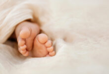 Ηλεία:-Οι-δικαιολογίες-της-μητέρας-του-βρέφους-που-νοσηλεύεται-με-καψίματα-και-κατάγματα-–-«Το-δάγκωσαν-τα-ξαδέλφια-του»