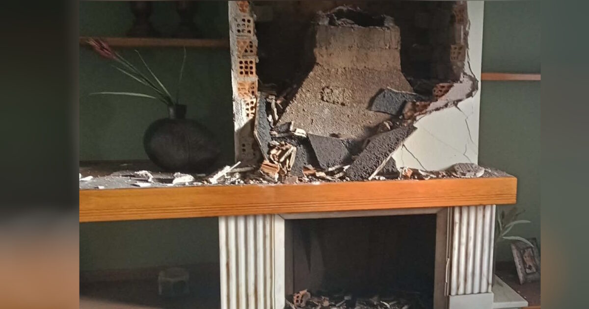 Πρέβεζα:-Κεραυνός-χτύπησε-σπίτι-–-Κατέρρευσε-τμήμα-της-στέγης-και-τοίχος,-δείτε-φωτογραφίες