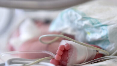 Ηλεία:-Ιατροδικαστής-εξέτασε-το-10-μηνών-βρέφος-για-να-διαπιστώσει-πως-προκλήθηκαν-τα-κατάγματα-και-οι-δαγκωματιές