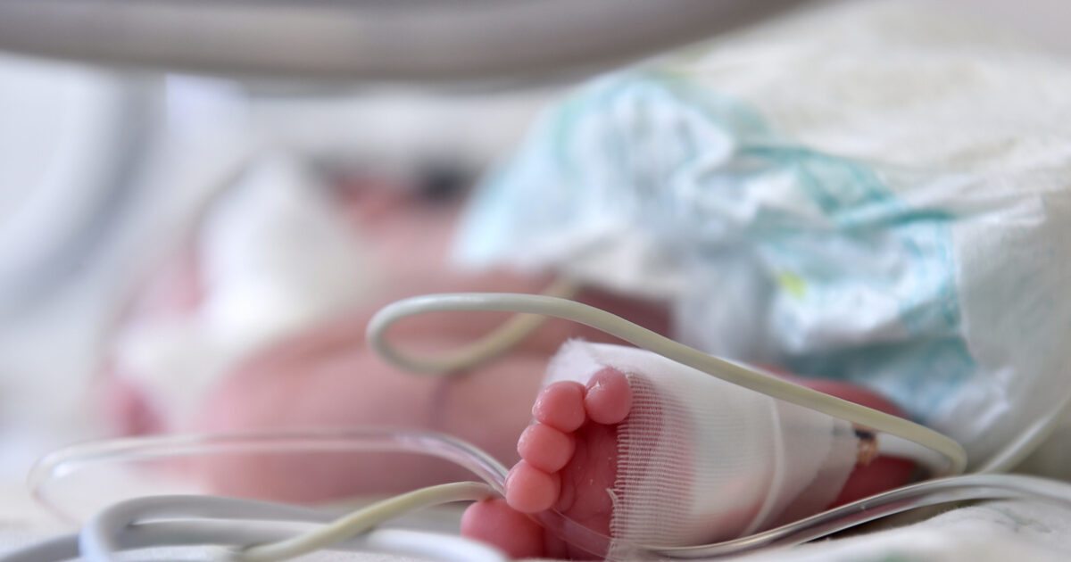 Ηλεία:-Ιατροδικαστής-εξέτασε-το-10-μηνών-βρέφος-για-να-διαπιστώσει-πως-προκλήθηκαν-τα-κατάγματα-και-οι-δαγκωματιές