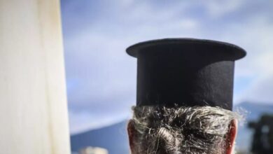 Παπάς-και-παπαδιά-«αρπάχτηκαν»-στα-Τρίκαλα-–-Πήγαν-στο-αστυνομικό-τμήμα