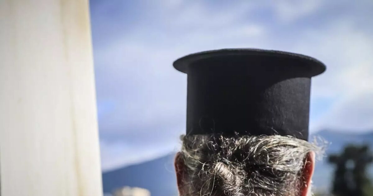 Παπάς-και-παπαδιά-«αρπάχτηκαν»-στα-Τρίκαλα-–-Πήγαν-στο-αστυνομικό-τμήμα