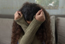 Κόρινθος:-Καθηγητής-κατηγορείται-ότι-παρενόχλησε-σεξουαλικά-15χρονη-μαθήτρια-–-«Το-καταγγείλαμε-αλλά-δεν-μας-άκουσε-κανείς»,-λέει-ο-πατέρας-της