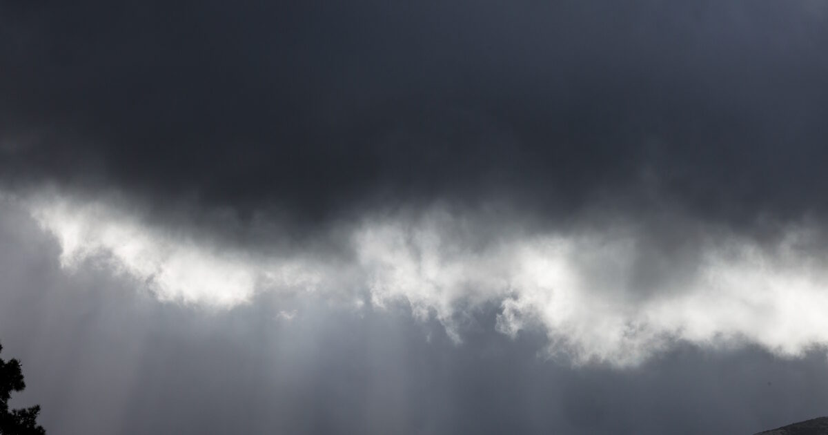 Καιρός-σήμερα:-Τοπικές-βροχές-και-στην-Αττική-–-Άνοδος-της-θερμοκρασίας-και-άνεμοι-στα-7-μποφόρ