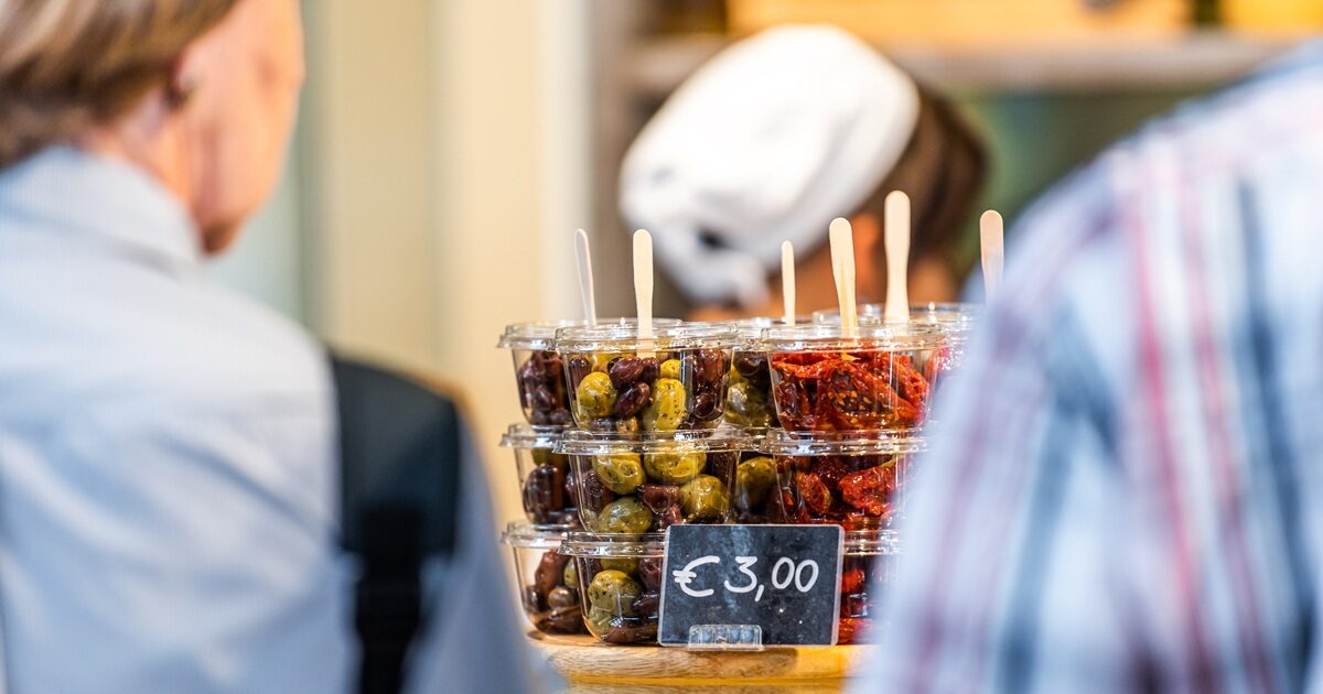 Ακρίβεια-και-καθημερινότητα:-Τα-μικρά-έξοδα-που-«τρώνε»-τον-μισθό-χωρίς-να-το-καταλαβαίνεις