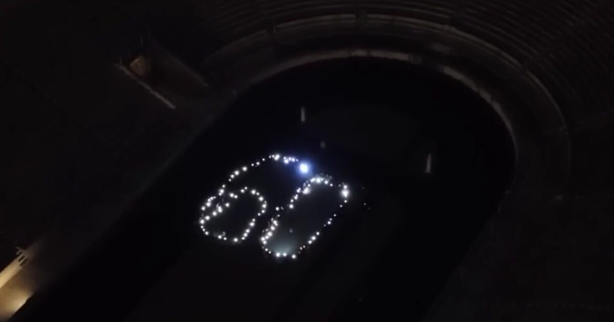 Ώρα-της-Γης:-Η-στιγμή-που-το-Παναθηναϊκό-Στάδιο-βυθίστηκε-στο-σκοτάδι-–-Παιδιά-σχημάτισαν-με-φαναράκια-το-«60»