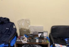Ίλιον:-Σπίτι-«κρυψώνα»-ναρκωτικών-και-όπλων-ανακαλύφθηκε-από-την-αστυνομία-–-Κατασχέσεις-και-συλλήψεις