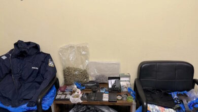 Ίλιον:-Σπίτι-«κρυψώνα»-ναρκωτικών-και-όπλων-ανακαλύφθηκε-από-την-αστυνομία-–-Κατασχέσεις-και-συλλήψεις