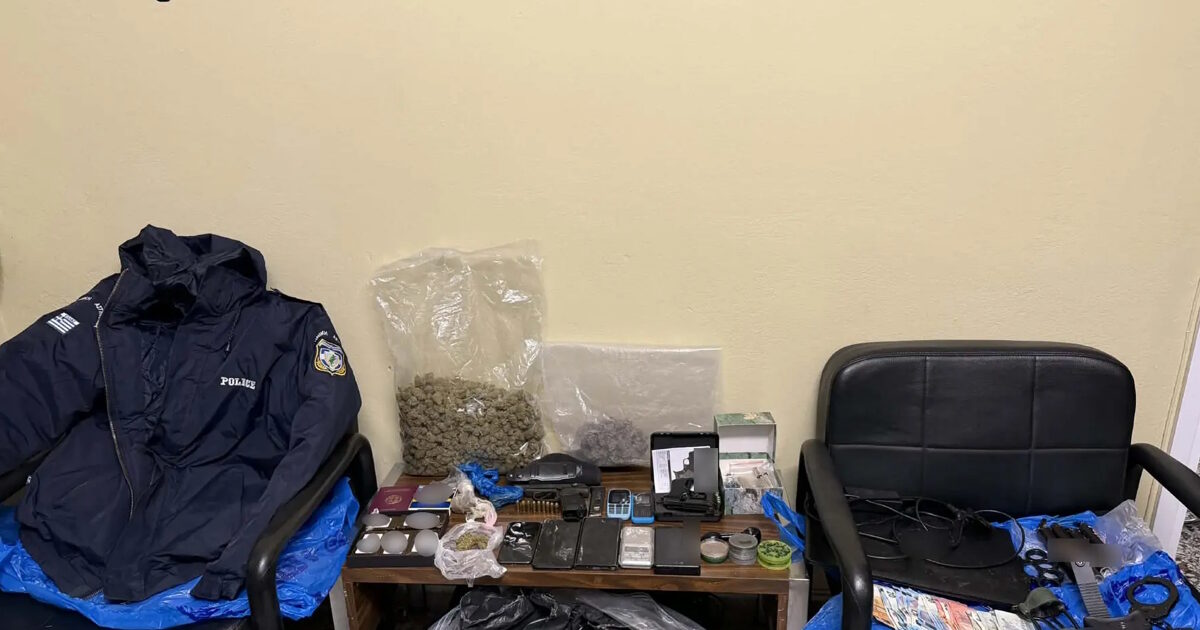 Ίλιον:-Σπίτι-«κρυψώνα»-ναρκωτικών-και-όπλων-ανακαλύφθηκε-από-την-αστυνομία-–-Κατασχέσεις-και-συλλήψεις