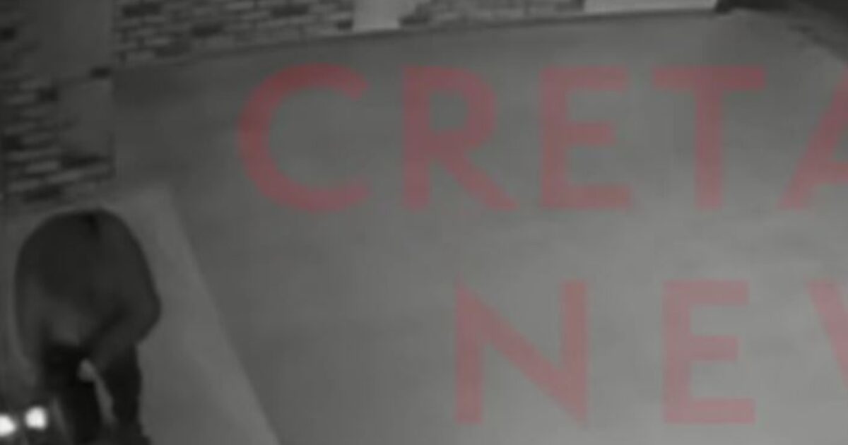 Ηράκλειο:-Βίντεο-ντοκουμέντο-από-τη-στιγμή-που-άνδρας-πυροδοτεί-τον-εμπρηστικό-μηχανισμό-έξω-από-καφετέρια