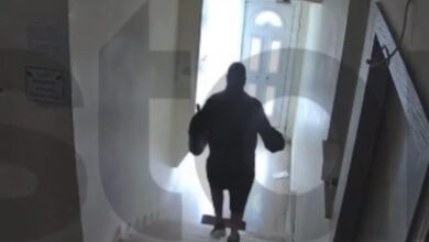 Πέραμα:-Η-στιγμή-που-ηλικιωμένη-πέφτει-θύμα-ληστείας-και-αρχίζει-να-φωνάζει