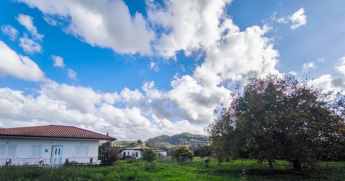 Καιρός-σήμερα:-Ηλιοφάνεια-με-λίγα-σύννεφα-και-τοπικές-βροχές-–-Στους-20-βαθμούς-η-θερμοκρασία