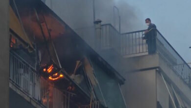 Φωτιά-σε-διαμέρισμα-στου-Γκύζη:-Η-φιάλη-υγραερίου-εκτινάχθηκε-δεκάδες-μέτρα-–-Απεγκλωβίστηκε-ηλικιωμένο-ζευγάρι