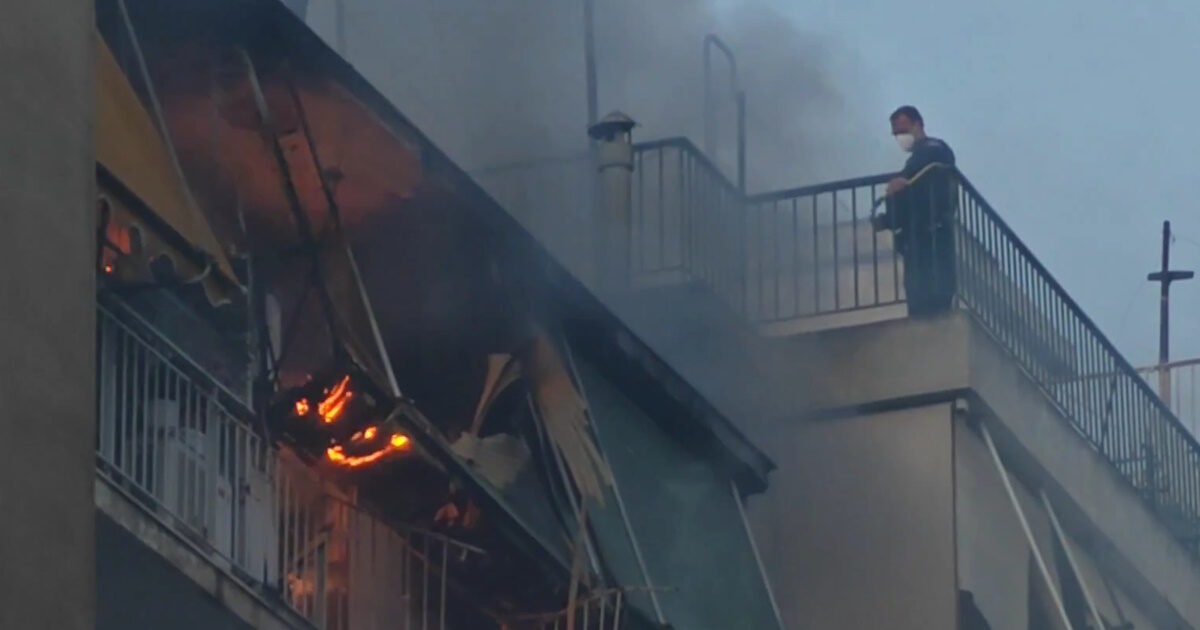 Φωτιά-σε-διαμέρισμα-στου-Γκύζη:-Η-φιάλη-υγραερίου-εκτινάχθηκε-δεκάδες-μέτρα-–-Απεγκλωβίστηκε-ηλικιωμένο-ζευγάρι