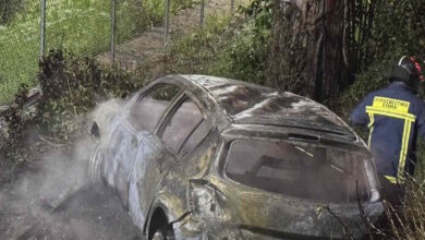 Αιτωλοακαρνανία:-Τροχαίο-με-αυτοκίνητο-που-ξέφυγε-από-την-πορεία-του,-άρπαξε-φωτιά-και-κάηκε-ολοσχερώς