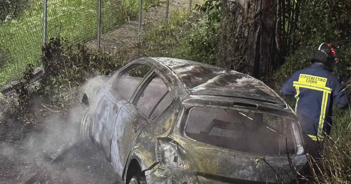 Αιτωλοακαρνανία:-Τροχαίο-με-αυτοκίνητο-που-ξέφυγε-από-την-πορεία-του,-άρπαξε-φωτιά-και-κάηκε-ολοσχερώς