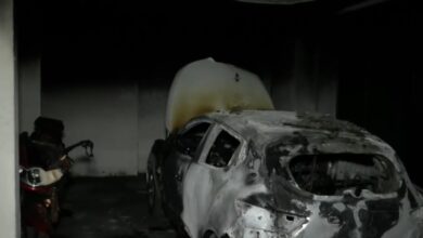 Θεσσαλονίκη:-Κάηκε-ολοσχερώς-αμάξι-σε-πολυκατοικία,-ζημιές-και-σε-δύο-δίκυκλα