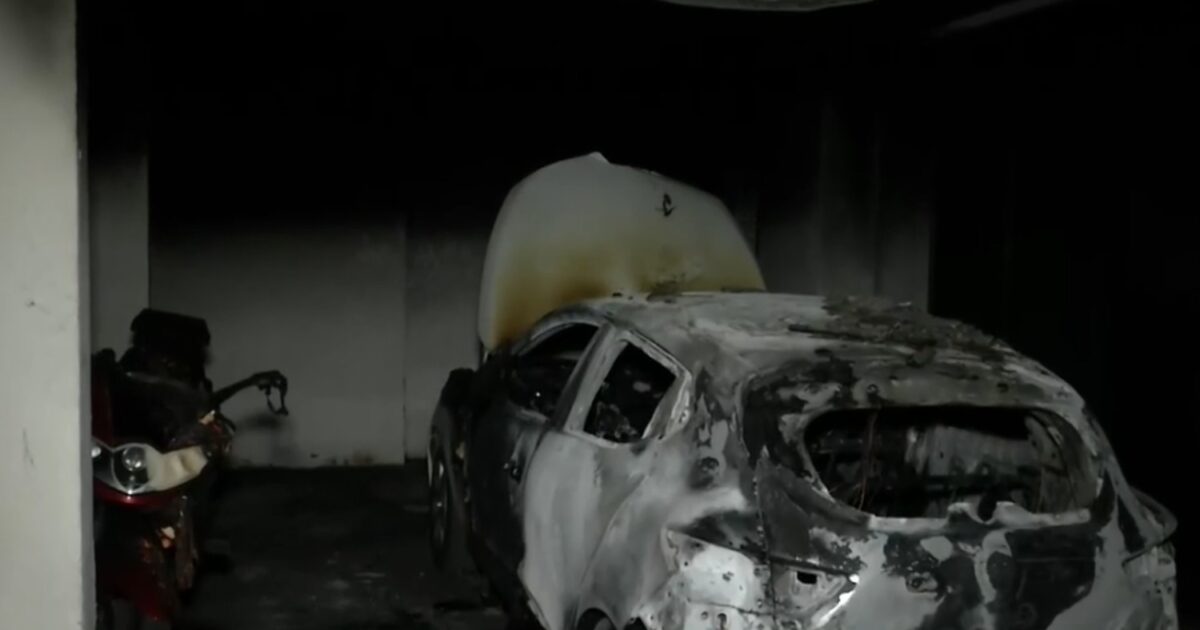 Θεσσαλονίκη:-Κάηκε-ολοσχερώς-αμάξι-σε-πολυκατοικία,-ζημιές-και-σε-δύο-δίκυκλα