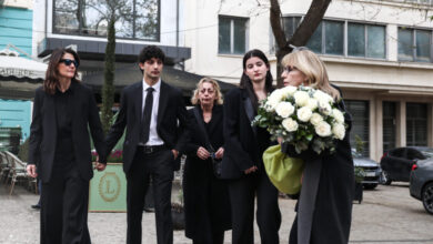 Κηδεία-Μαρινέλλας:-Στο-παρεκκλήσι-της-Μητρόπολης-η-σορός-της-μεγάλης-τραγουδίστριας-–-Πλήθος-κόσμου-στο-λαϊκό-προσκύνημα