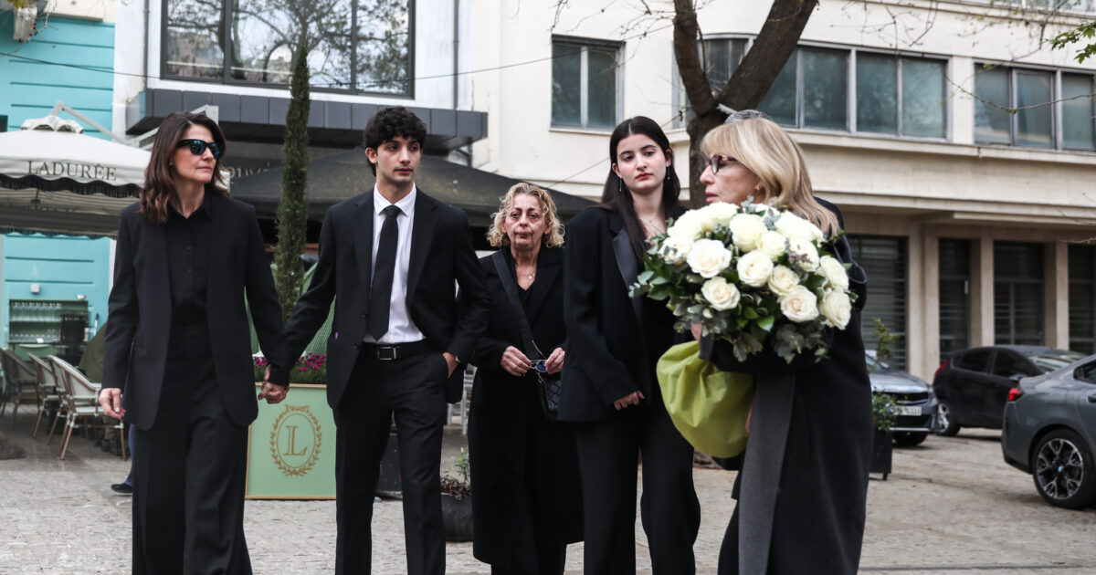 Κηδεία-Μαρινέλλας:-Στο-παρεκκλήσι-της-Μητρόπολης-η-σορός-της-μεγάλης-τραγουδίστριας-–-Πλήθος-κόσμου-στο-λαϊκό-προσκύνημα