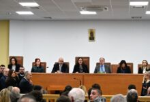 Τέμπη:-Η-άγρια-κόντρα-Σεβαστίδη-–-Κωνσταντοπούλου,-το-«λίφτινγκ»-στην-αίθουσα-και-το-πλάνο-δικαστών-και-αστυνομίας-για-την-δίκη