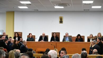 Τέμπη:-Η-άγρια-κόντρα-Σεβαστίδη-–-Κωνσταντοπούλου,-το-«λίφτινγκ»-στην-αίθουσα-και-το-πλάνο-δικαστών-και-αστυνομίας-για-την-δίκη