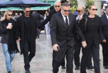 Κηδεία-Μαρινέλλας:-Αντώνης-Ρέμος-και-Χρήστος-Μάστορας-με-τις-συντρόφους-τους-στο-τελευταίο-αντίο