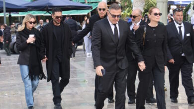 Κηδεία-Μαρινέλλας:-Αντώνης-Ρέμος-και-Χρήστος-Μάστορας-με-τις-συντρόφους-τους-στο-τελευταίο-αντίο