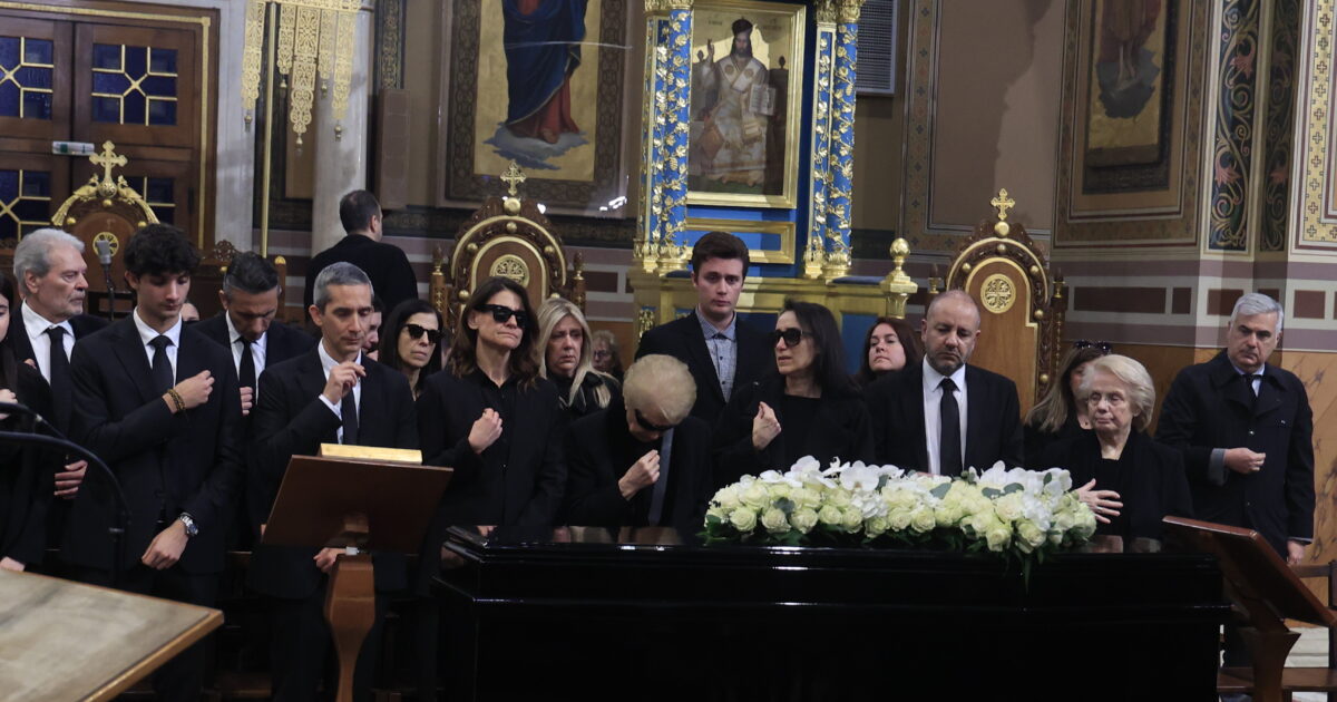 Κηδεία-Μαρινέλλας:-Συντετριμμένη-η-οικογένεια-της-στο-«τελευταίο-αντίο»