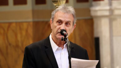 Ο-Γιώργος-Νταλάρας-στον-επικήδειό-του-για-τη-Μαρινέλλα:-«Εσύ-δεν-πέθανες-προχθές,-έφυγες,-πέταξες-πάνω-στη-σκηνή-του-Ηρωδείου»