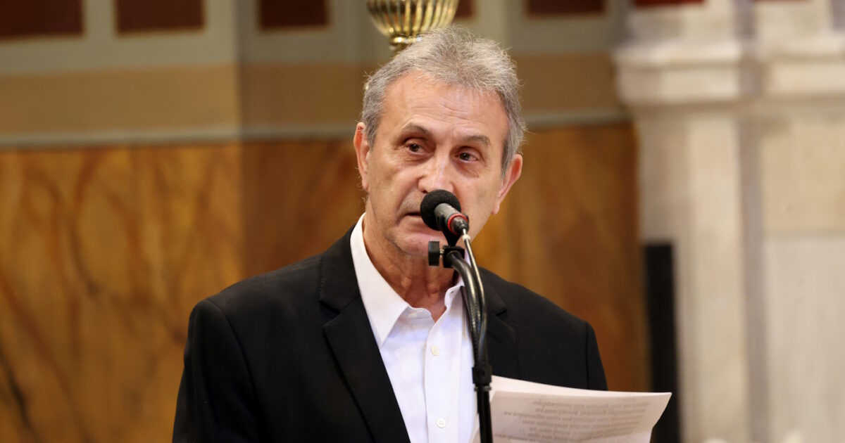 Ο-Γιώργος-Νταλάρας-στον-επικήδειό-του-για-τη-Μαρινέλλα:-«Εσύ-δεν-πέθανες-προχθές,-έφυγες,-πέταξες-πάνω-στη-σκηνή-του-Ηρωδείου»