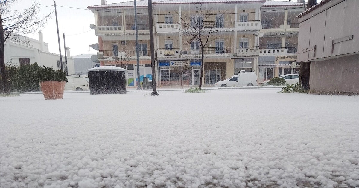 Κακοκαιρία-erminio:-Ο-Πολύγυρος-Χαλκιδικής-ντύθηκε-στα-λευκά-από-χοντρό-χαλάζι