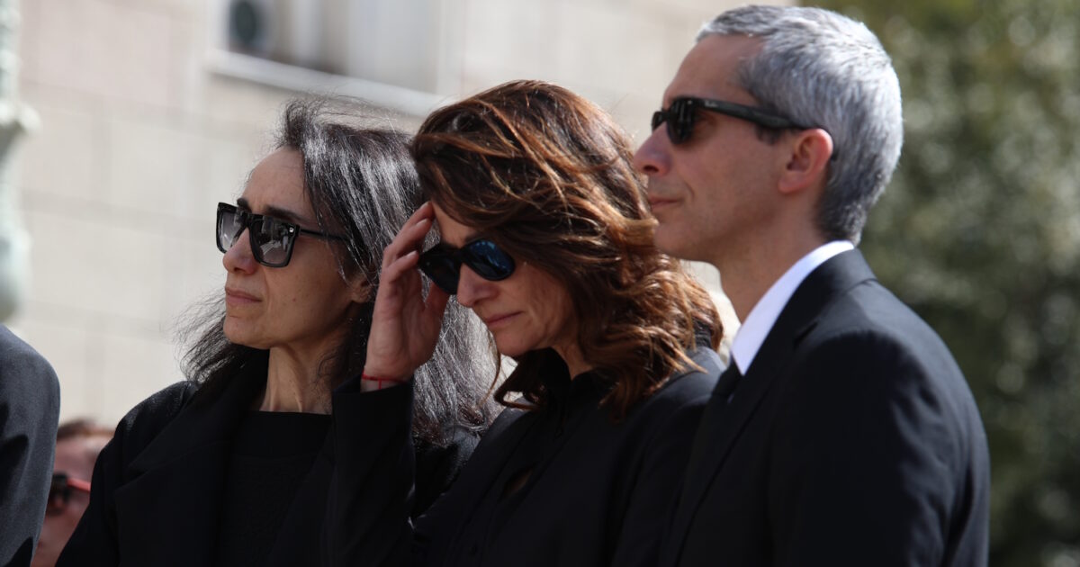 Μαρινέλλα:-Σε-οικογενειακό-κύκλο-το-ύστατο-χαίρε-στο-νεκροταφείο-Κηφισιάς-–-Μουσικοί-έπαιζαν-αξέχαστα-τραγούδια-της