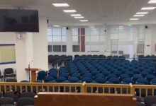 Δίκη-για-τα-Τέμπη:-Βίντεο-από-τις-αλλαγές-στην-αίθουσα-–-Ετικέτες-στις-θέσεις,-αυστηρές-συστάσεις-και-αυξημένα-μέτρα