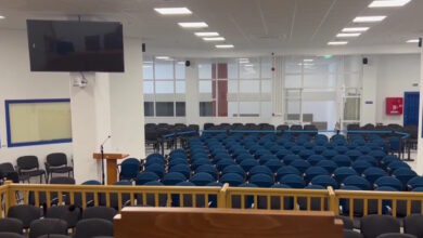 Δίκη-για-τα-Τέμπη:-Βίντεο-από-τις-αλλαγές-στην-αίθουσα-–-Ετικέτες-στις-θέσεις,-αυστηρές-συστάσεις-και-αυξημένα-μέτρα