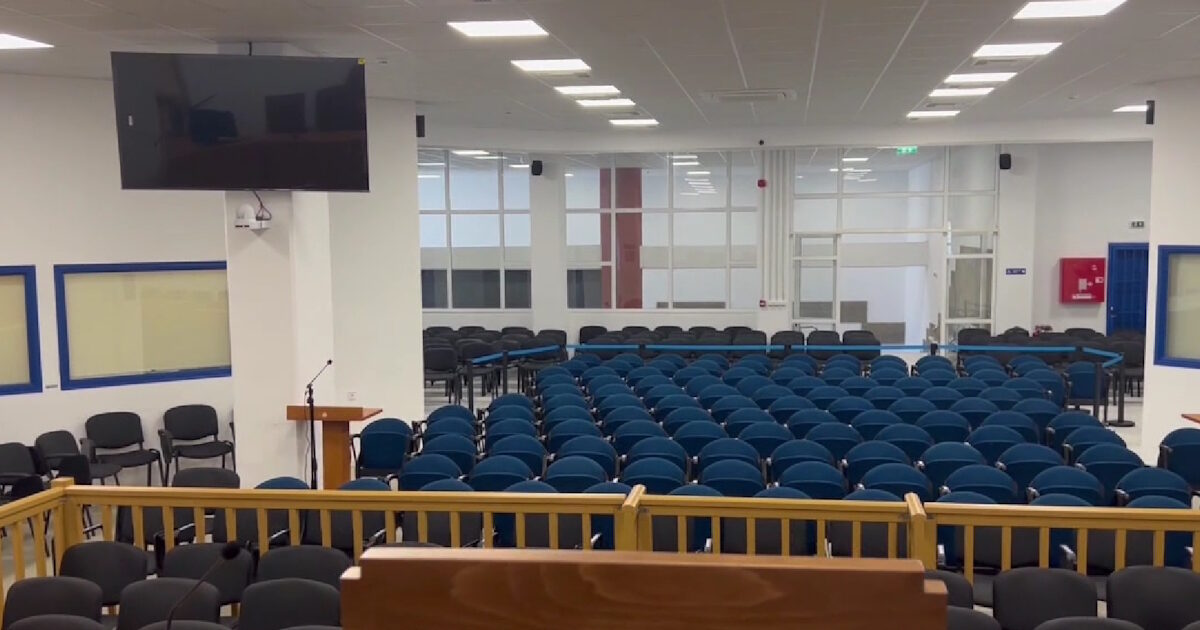 Δίκη-για-τα-Τέμπη:-Βίντεο-από-τις-αλλαγές-στην-αίθουσα-–-Ετικέτες-στις-θέσεις,-αυστηρές-συστάσεις-και-αυξημένα-μέτρα