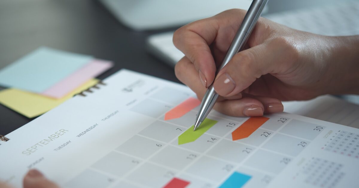 Όλες-οι-αργίες-και-τα-τριήμερα-μέσα-στο-2026-–-Πότε-πέφτει-το-Πάσχα