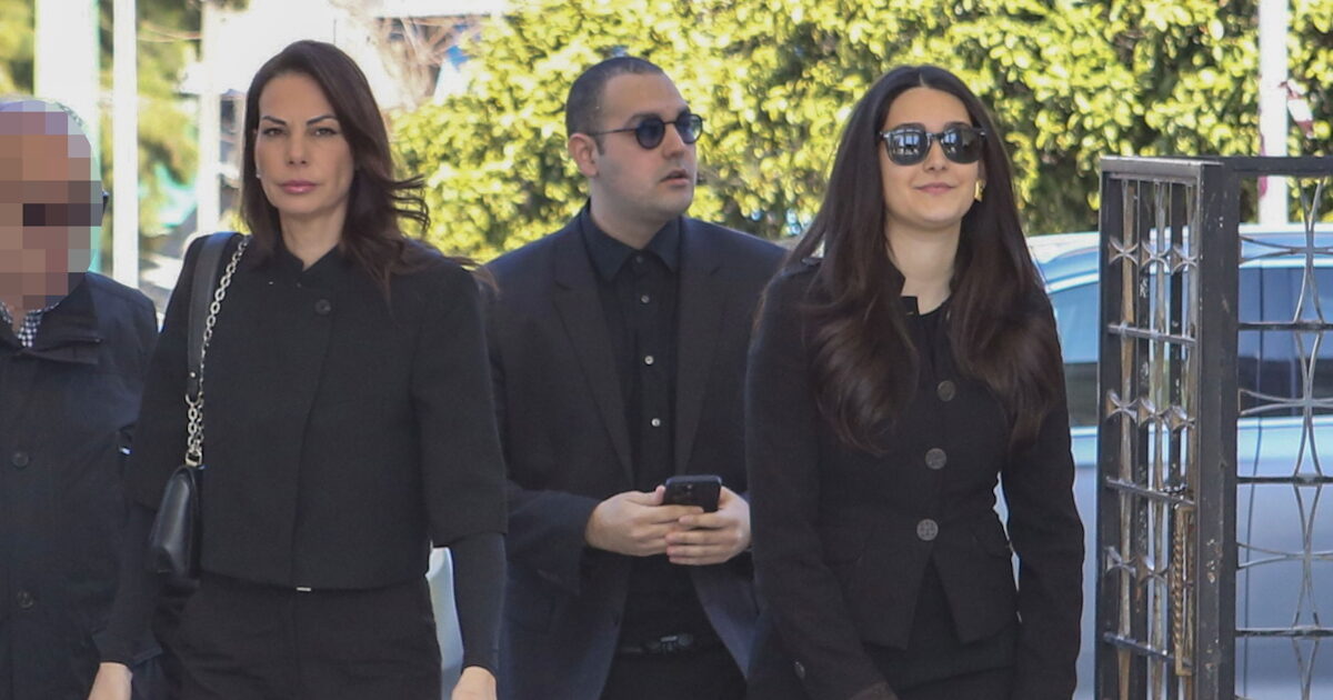 Αλέξης-Κούγιας:-Μνημόσυνο-για-τον-έναν-χρόνο-από-τον-θάνατό-του-–-Στο-Α’-νεκροταφείο-Αθηνών-η-Εύη-Βατίδου-και-τα-παιδιά-του