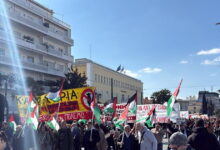 Πορεία-έξω-από-την-αμερικανική-πρεσβεία-στην-Αθήνα-–-Πολίτες-διαμαρτύρονται-για-την-επίθεση-ΗΠΑ-και-Ισραήλ-στο-Ιράν