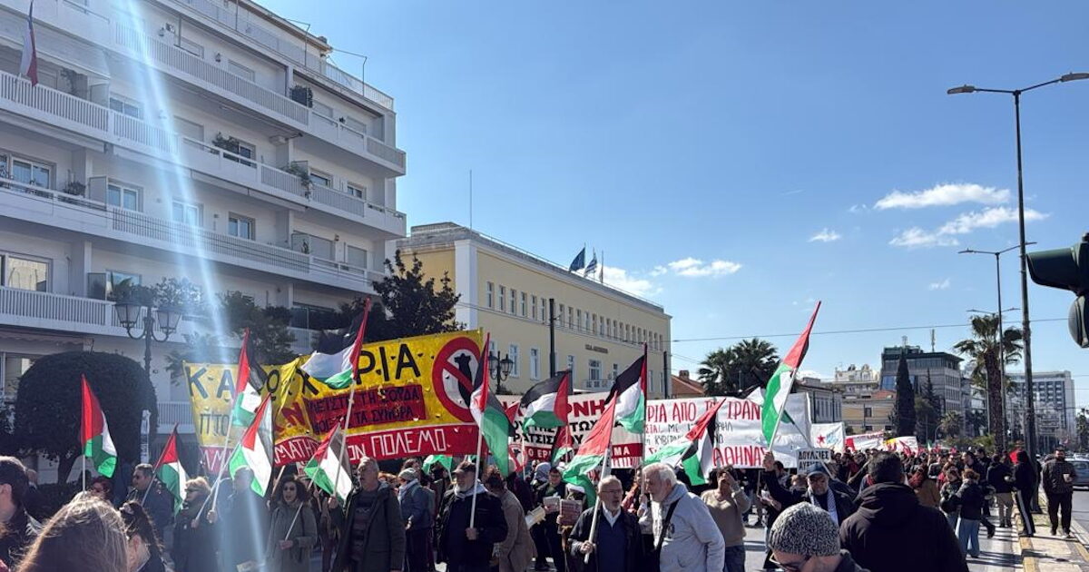 Πορεία-έξω-από-την-αμερικανική-πρεσβεία-στην-Αθήνα-–-Πολίτες-διαμαρτύρονται-για-την-επίθεση-ΗΠΑ-και-Ισραήλ-στο-Ιράν