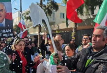 Σαμπάνιες-και-μουσική-έξω-από-την-πρεσβεία-του-Ιράν-στην-Αθήνα-–-Ξέφρενοι-πανηγυρισμοί-για-τον-θάνατο-του-Χαμενεΐ