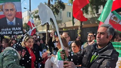 Σαμπάνιες-και-μουσική-έξω-από-την-πρεσβεία-του-Ιράν-στην-Αθήνα-–-Ξέφρενοι-πανηγυρισμοί-για-τον-θάνατο-του-Χαμενεΐ