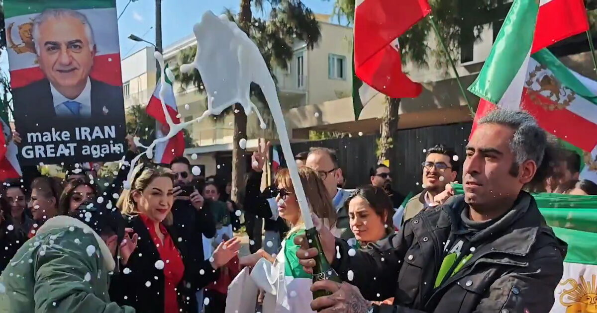 Σαμπάνιες-και-μουσική-έξω-από-την-πρεσβεία-του-Ιράν-στην-Αθήνα-–-Ξέφρενοι-πανηγυρισμοί-για-τον-θάνατο-του-Χαμενεΐ