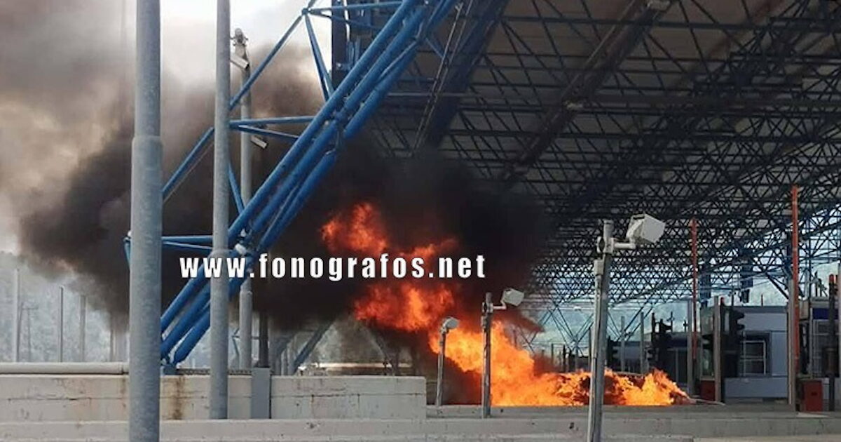 Φθιώτιδα:-Αυτοκίνητο-τυλίχτηκε-στις-φλόγες-στα-διόδια-της-Τραγάνας-–-Δεν-υπήρξε-τραυματισμός