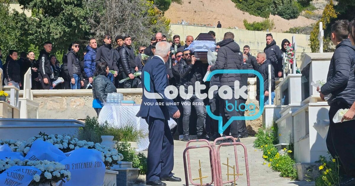 Λουτράκι:-Ράγισαν-καρδιές-στο-τελευταίο-αντίο-του-17χρονου-Αλέξη-–-Οι-φίλοι-του-σήκωσαν-το-φέρετρο